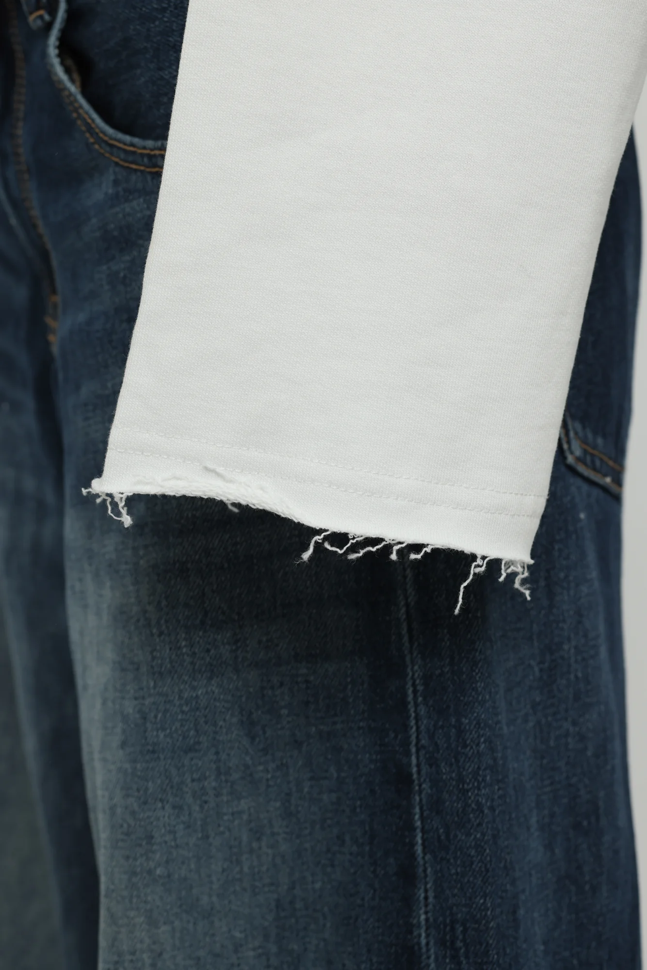 Off-White & Navy Logo Crewneck - Image 3